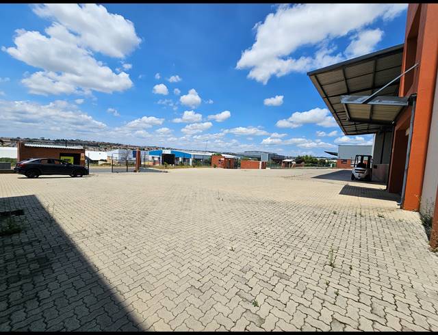 3,234M² WAREHOUSE FOR SALE IN COSMO BUSINESS PARK